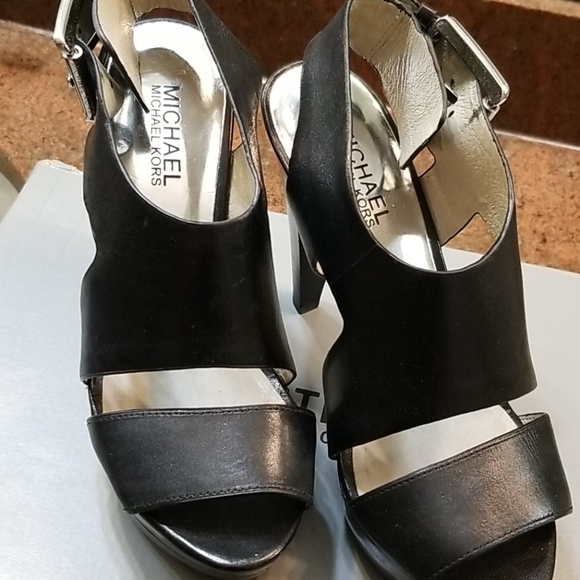 SHOES - Picture 3 of 4